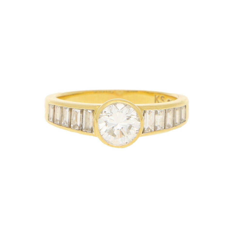 Elegant diamond ring with baguette diamond shoulders