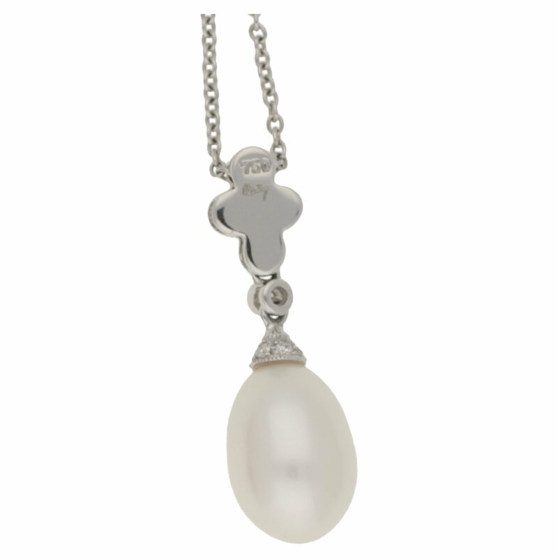 18ct white gold pearl and diamond drop pendant