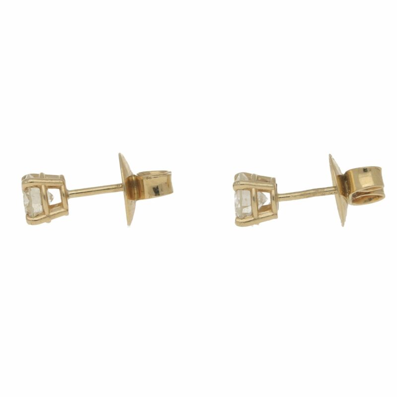 Diamond stud earrings in yellow gold