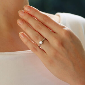 Solitaire diamond engagment ring 0.74 carats