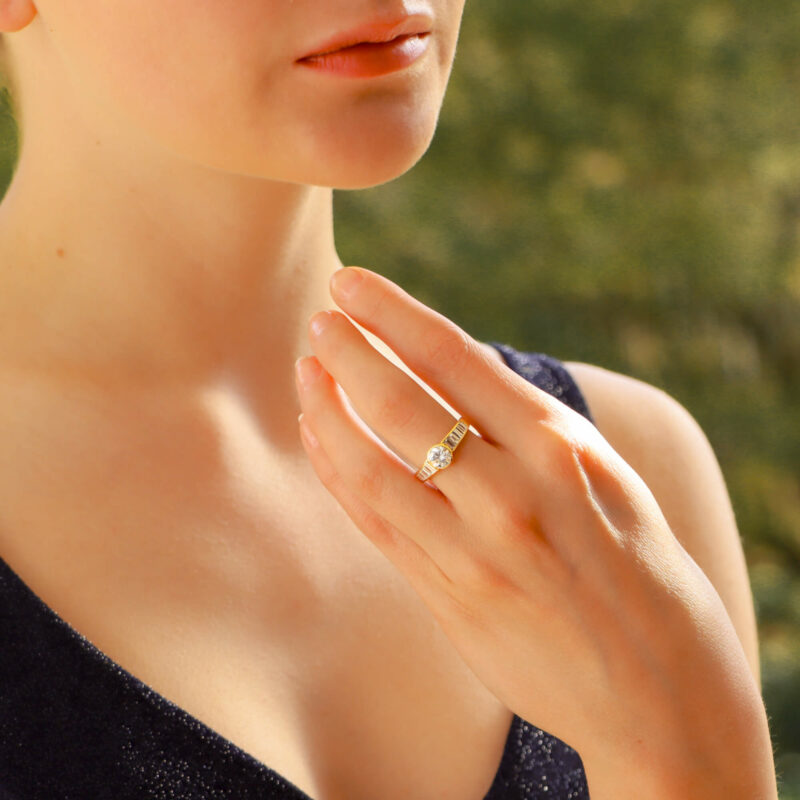 Elegant diamond ring with baguette diamond shoulders