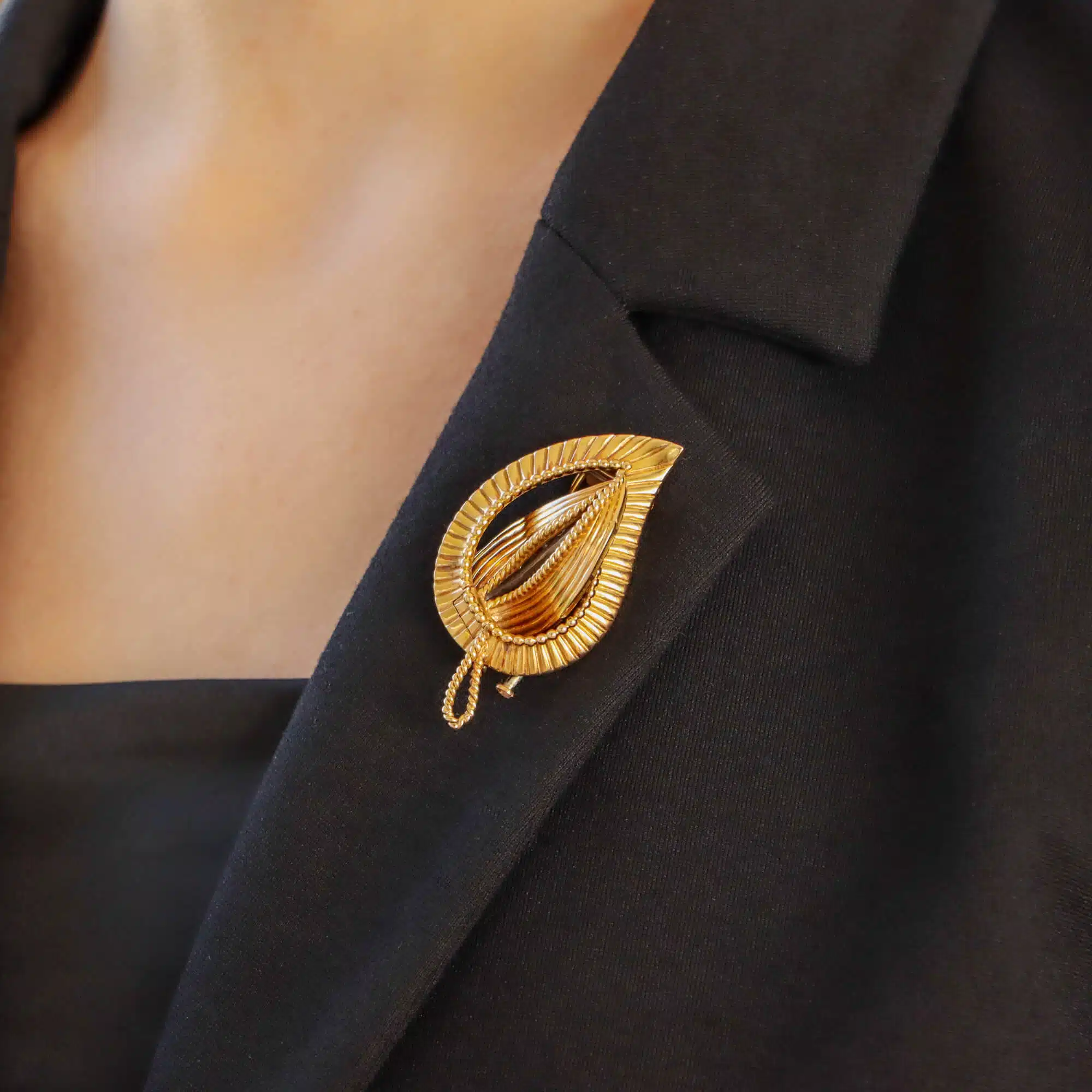 Mellerio foldable diamond leaf brooch in yellow gold, French