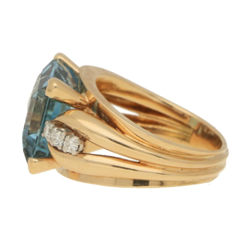 1950's aquamarine and diamond cocktail ring set in gold