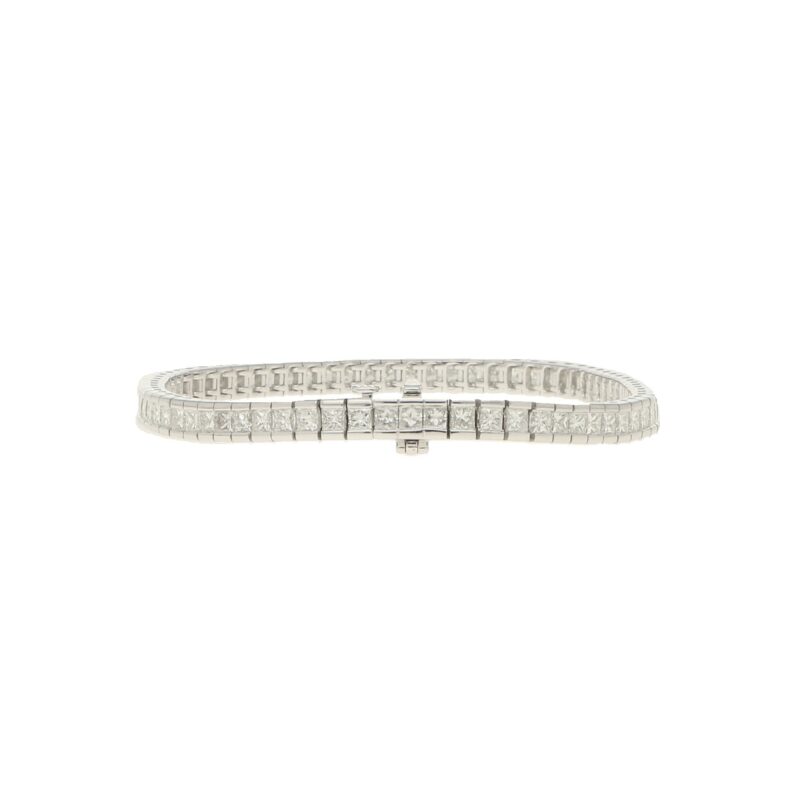 Diamond line  bracelet in 18k white gold.