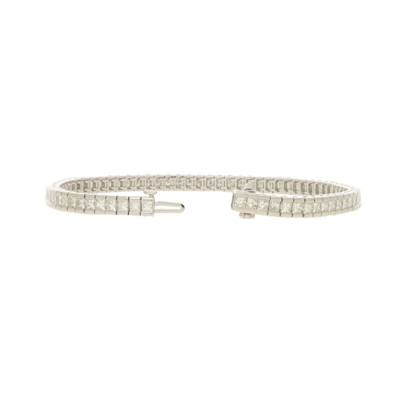 Diamond line  bracelet in 18k white gold.