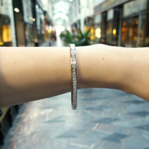 Diamond line  bracelet in 18k white gold.