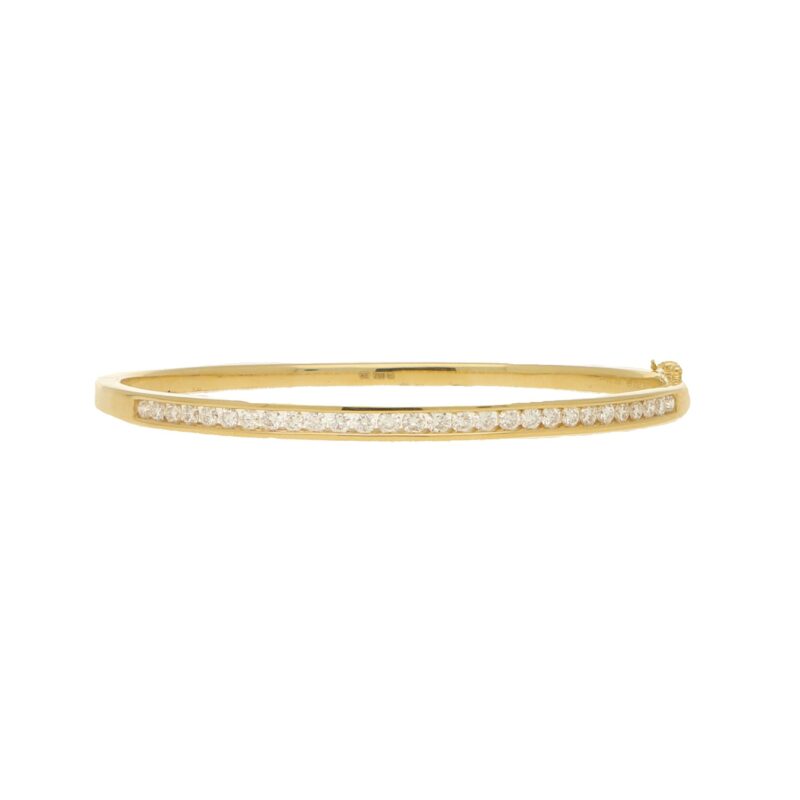 Diamond bangle in 18k yellow gold.