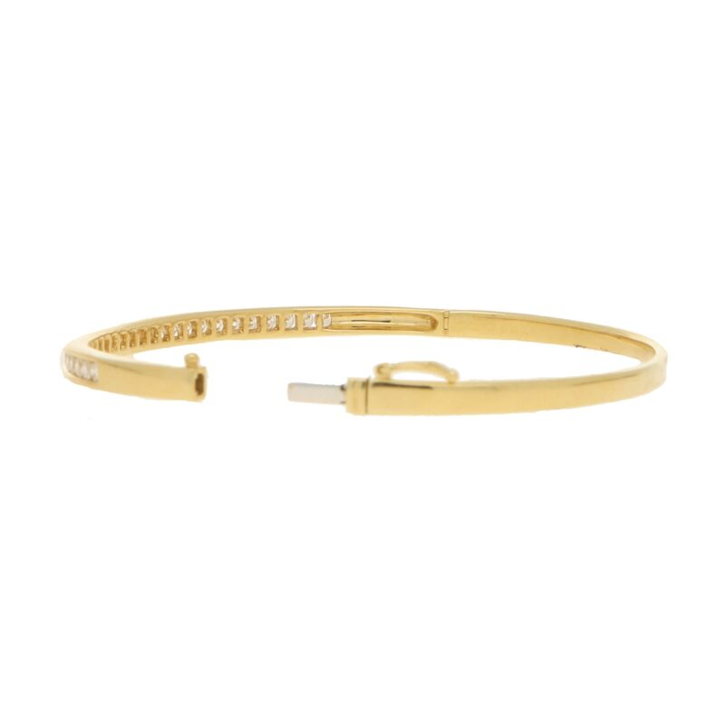 Diamond bangle in 18k yellow gold.