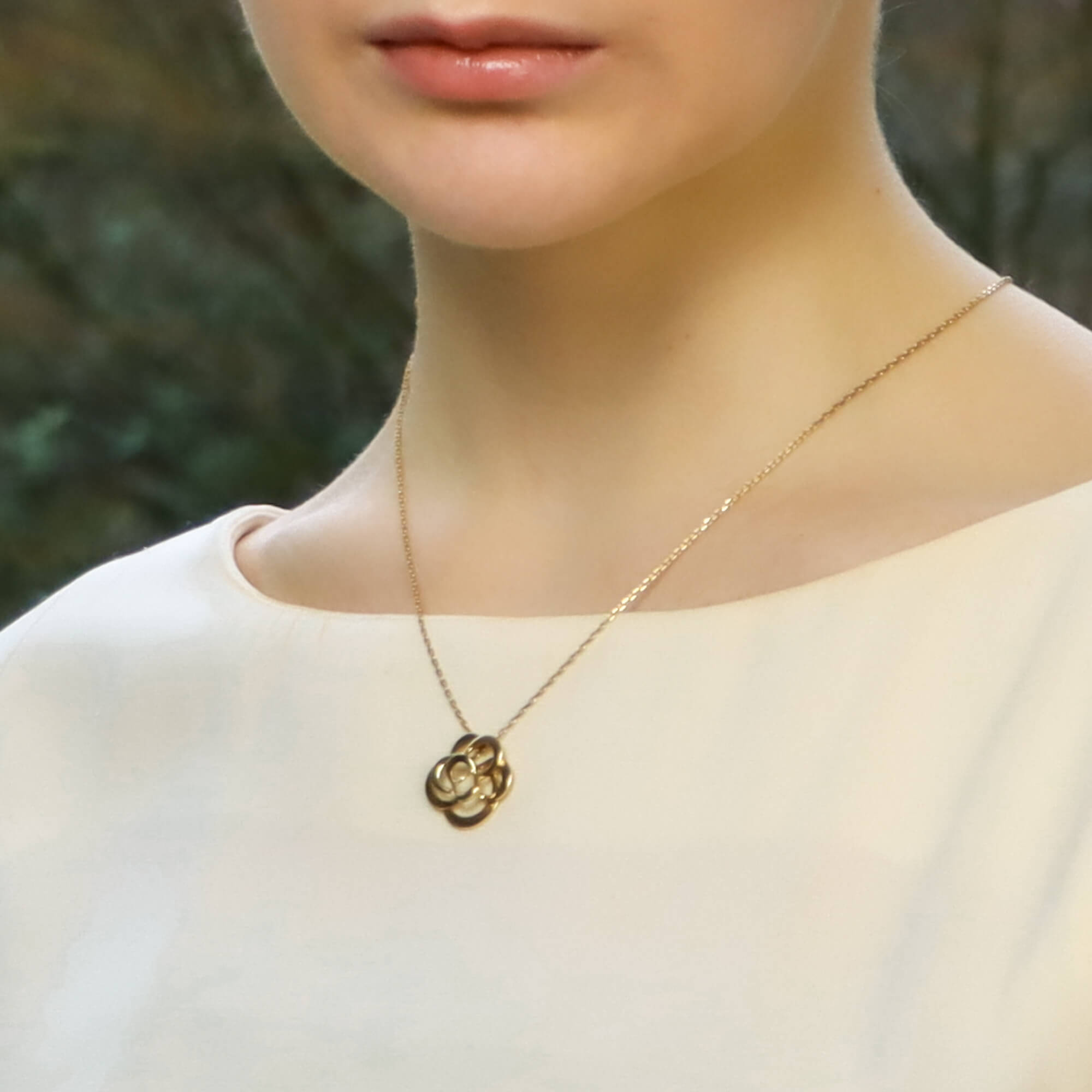 Chanel flower new arrivals necklace