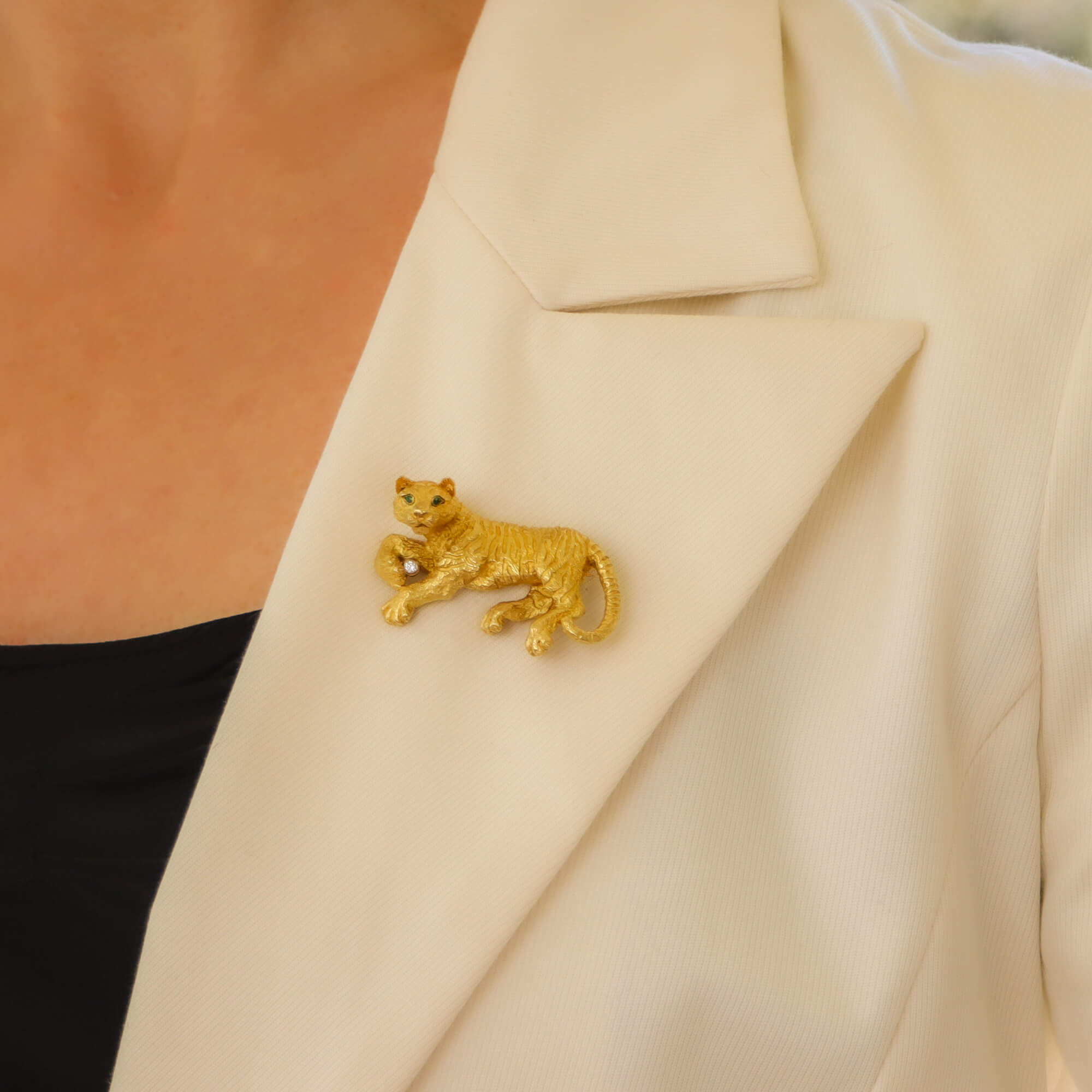 Gucci outlet tiger brooch