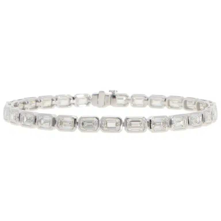 Contemporary 11.90ct Emerald-Cut Diamond Tennis Bracelet