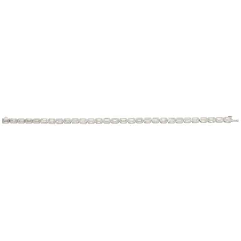 Contemporary 11.90ct Emerald-Cut Diamond Tennis Bracelet