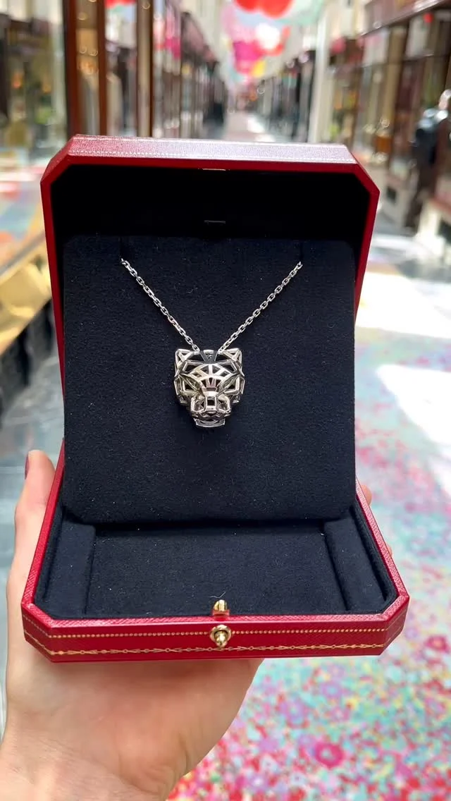 What is inside the Cartier box today? ✨🐆

#vintagecartier #susannahlovisjewelry #susannahlovisjewellers #susannahlovisjewellery #cartiernecklace #cartierearring #cartierearrings #vintagejewelry #burlingtonarcade #cartierpanther