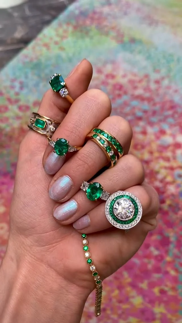 A gorgeous handful of emeralds and diamonds 💎 ✨

#susannahlovis #susannahlovisjewellers #susannahlovisjewellery #emeraldring #emeraldanddiamond #emeraldtargetring #emeraldanddiamondbracelet